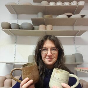 Ananda Cousyn dans son atelier de poterie
